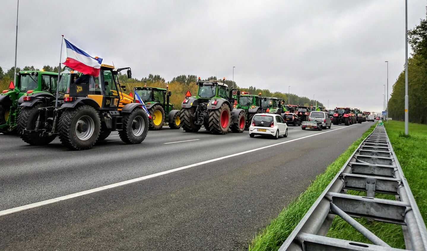 Na het middaguur liep de A12, hier bij Zoetermeer, vol met toeterende en af en toe vuurwerk afstekende boeren.