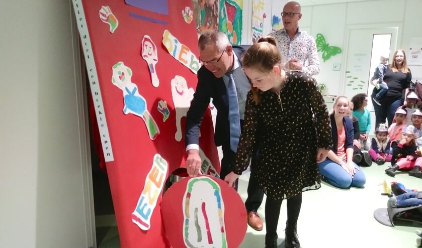 Wethouder Jan Verbeek en kinderburgemeester Vienne Zwarteveld kropen de kinderen na het officiële gedeelte achterna.