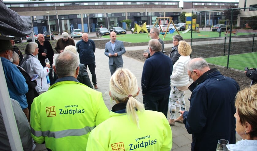 Wethouder Schuurman sprak de bewoners op het pleintje aan de Lek toe (foto en tekst: Erik van Leeuwen)