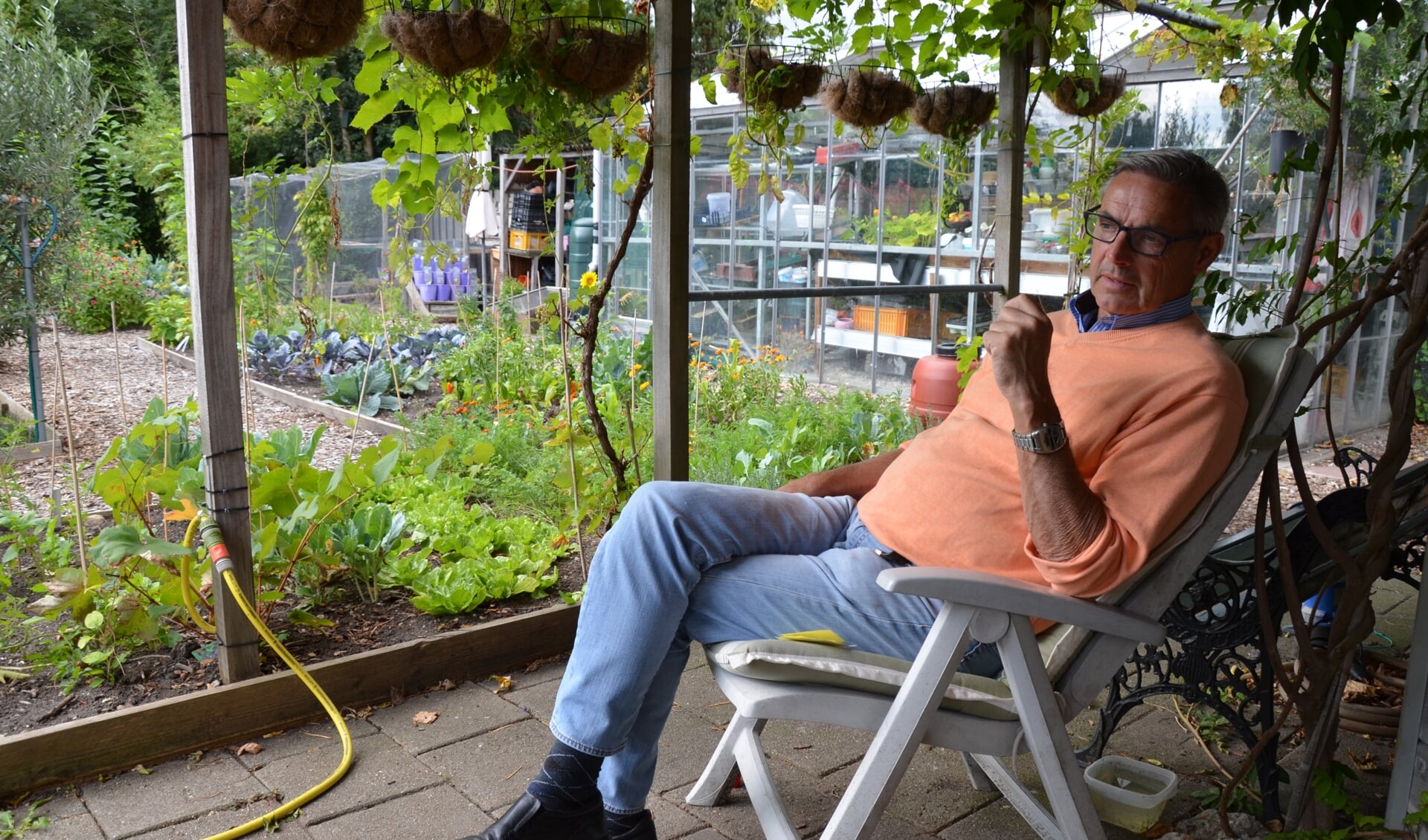Hans Ros is in zijn element in de Moes-Tuin aan de Jacob Catslaan. (foto's en tekst: Nicole Lamers)