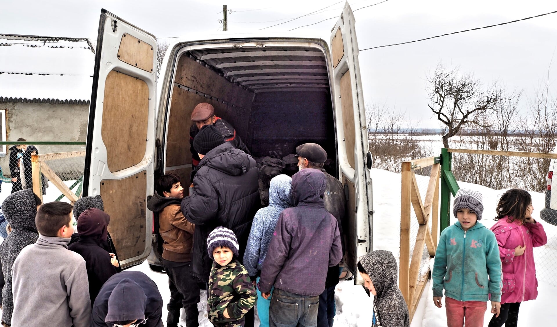 De spullen zijn bestemd voor extreem arme gezinnen in Oekraïne, met name in zigeunerkampen zoals in Barkaszó, en voor ouderen.