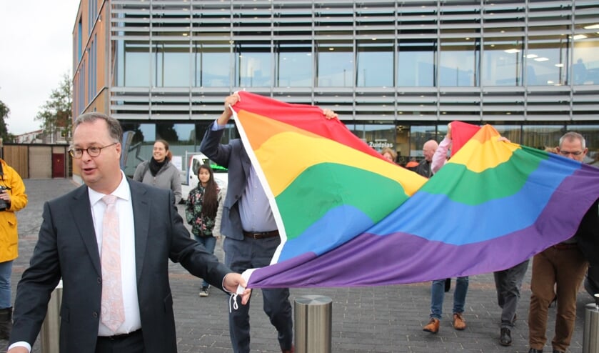 Han Weber voltrok met het hijsen van de vlag een van zijn eerste officiële handelingen als burgemeester.