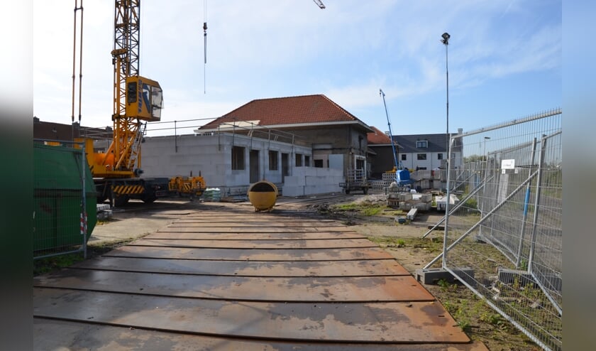De voormalige basisschool wordt omgevormd tot woningen. (foto: Nicole Lamers)