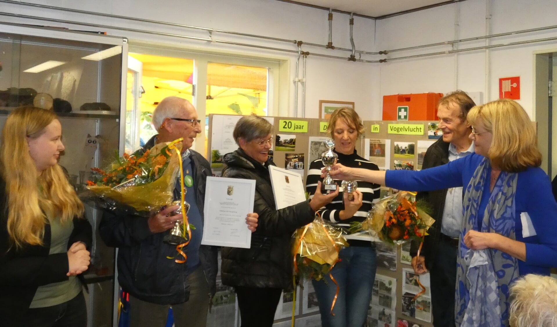 Jan Hoogerbrug, Hennie Vis en Rianne Kanters kregen van Ellen van Helden ook nog een beker uitgereikt.