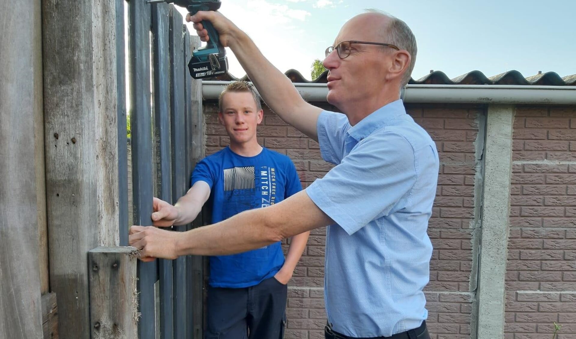 Dirk Baron en zijn zoon Harm plaatsten samen een schutting bij een alleenstaande dame die om hulp had gevraagd via HiP. (foto: pr)