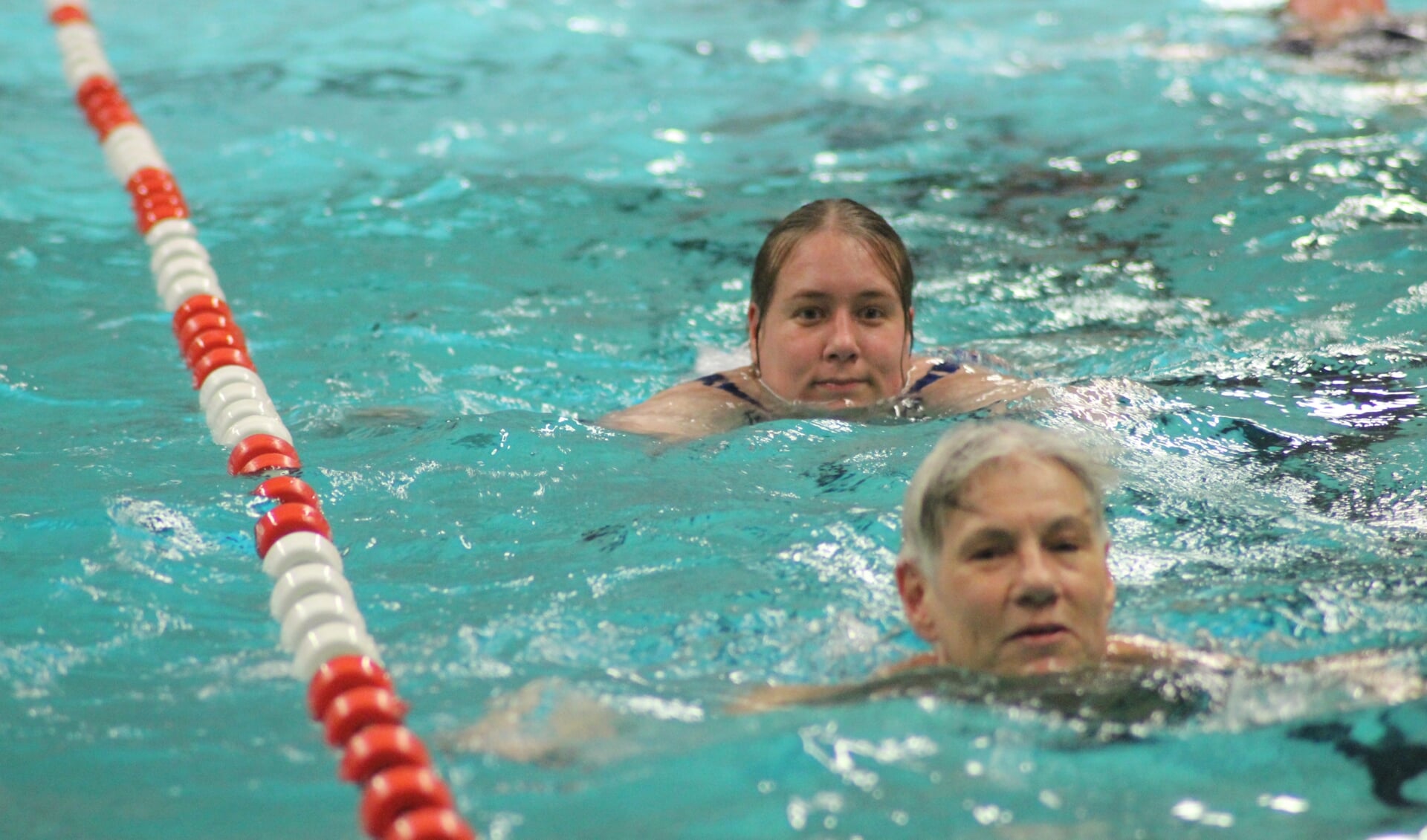 Honderdtwintig zwemmers trekken deze week baantjes tijdens de Zwemvierdaagse in het Polderbad.
