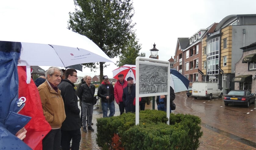 Leden van het Historisch Genootschap maakten een tour langs een aantal vertelbanken.