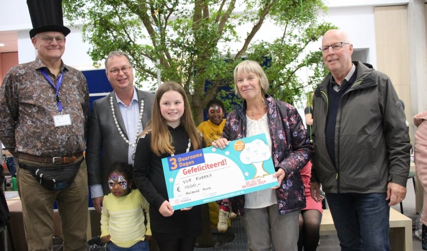Kinderburgemeester Vienne Zwarteveld overhandigde inwoner Marjolein van Herwijnen een cheque.