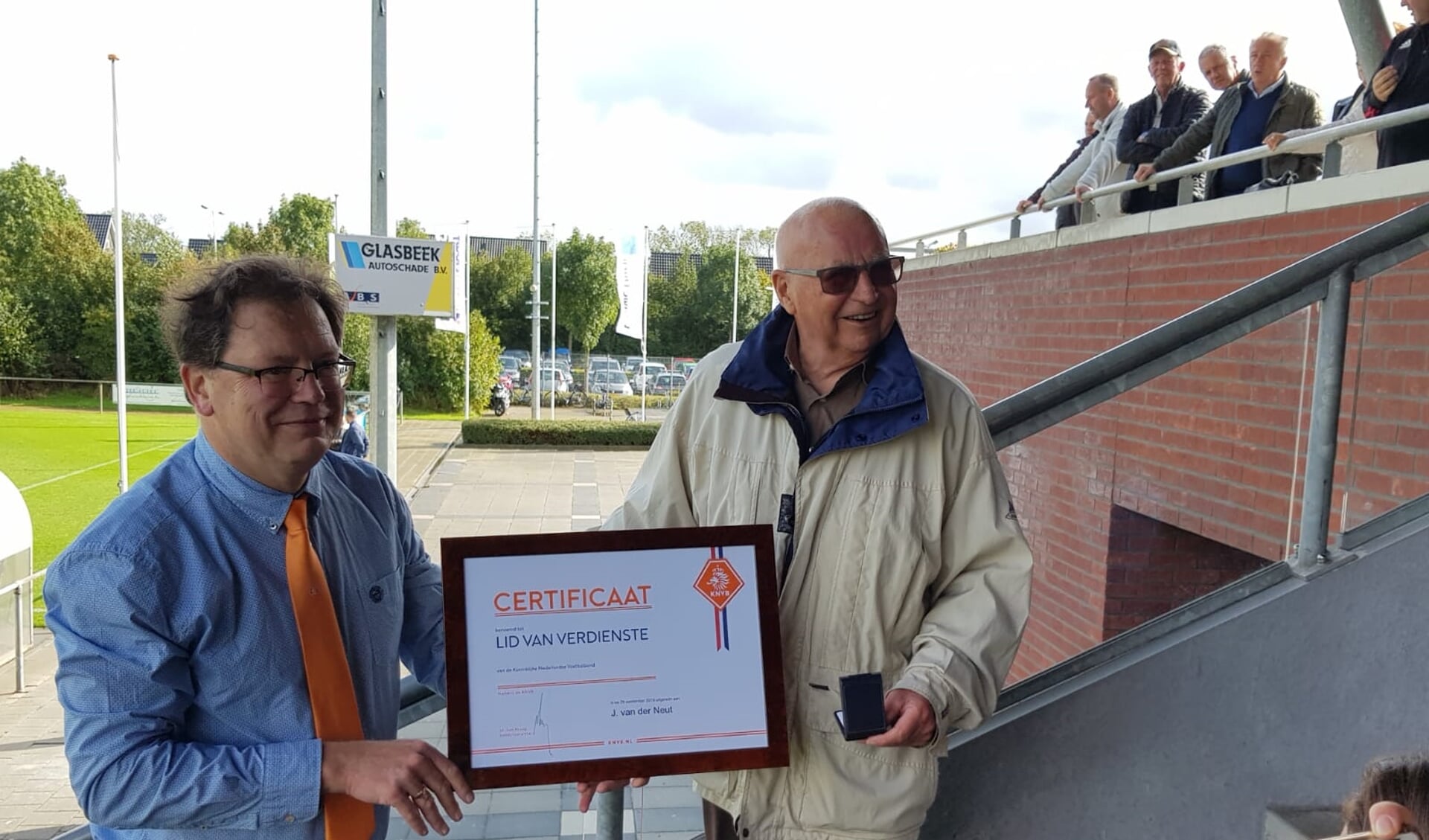 Trots nam Jan van der Neut de speld en het bijbehorende certificaat van verdiensten in ontvangst. (foto: pr)