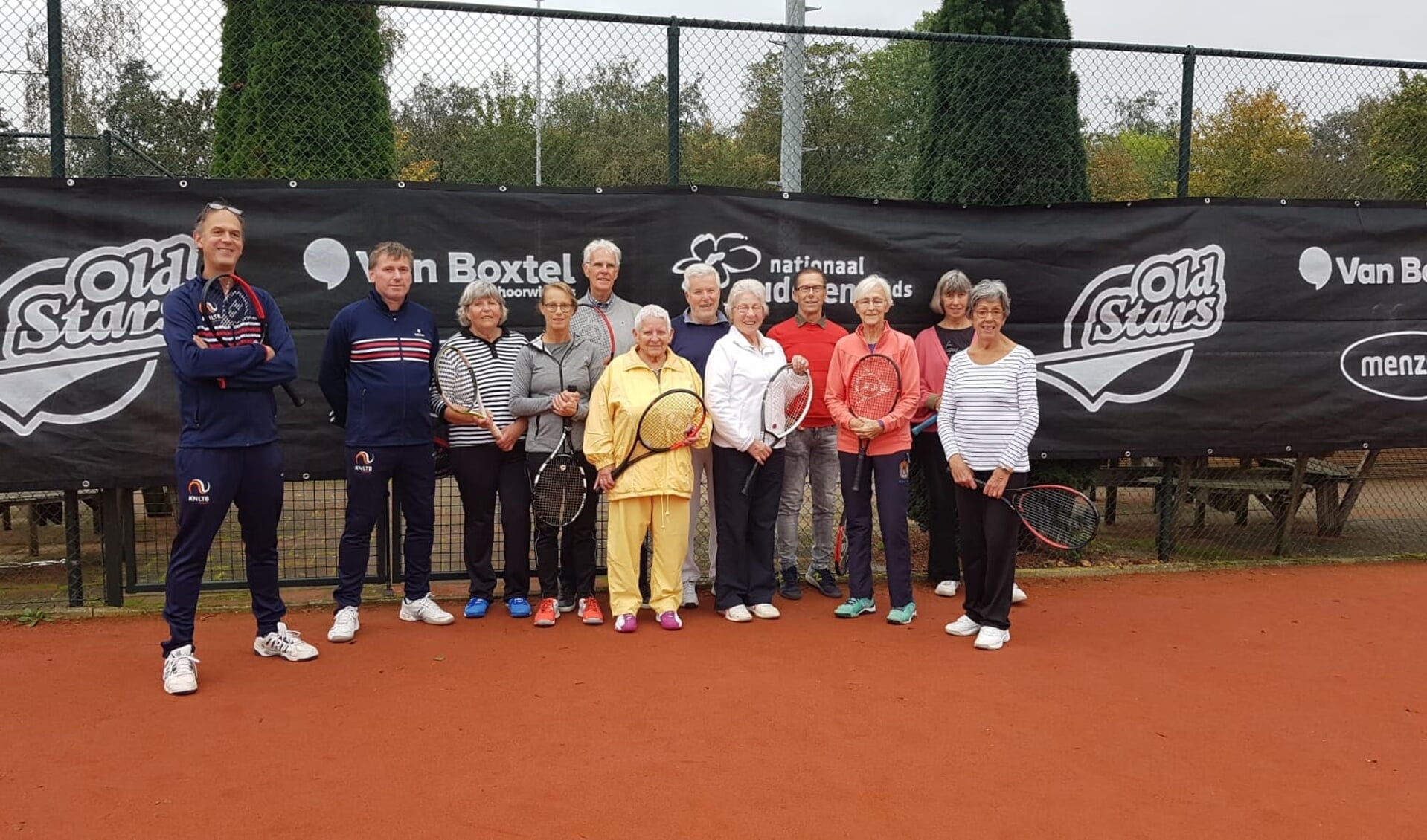 De deelnemers aan de Old Star Tennis Clinic.