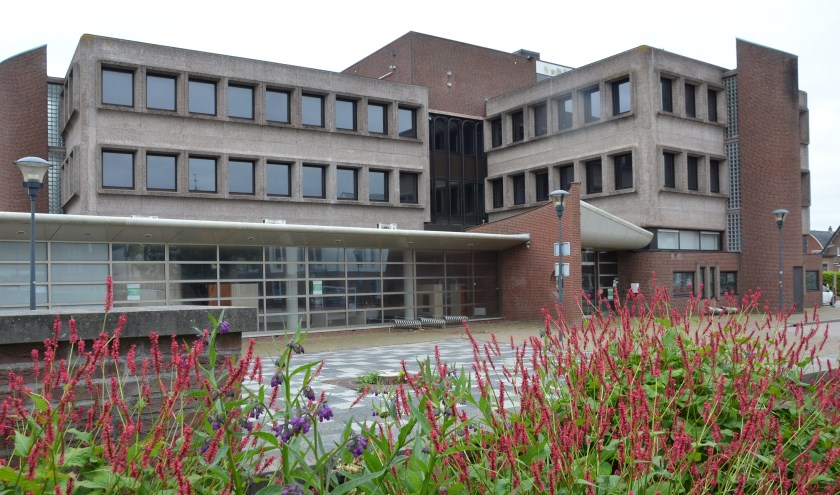 Het voormalig gemeentehuis. (foto: Nicole Lamers/tekst: Erik van Leeuwen)