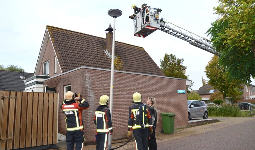Met een warmtebeeldcamera zoekt de brandweer naar hotspots in het dak. (foto: Judith Rikken)