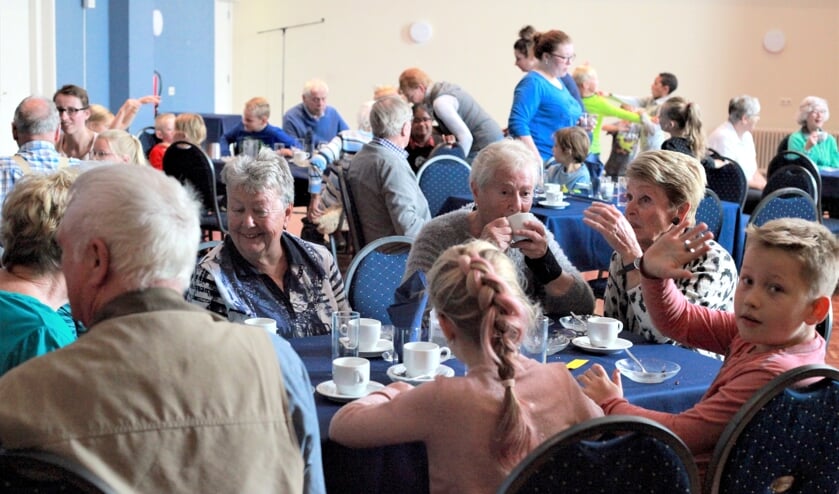 Via kaartjes met vragen werd het gesprek tussen jong en oud op gang gebracht. (foto: Susan Smit)