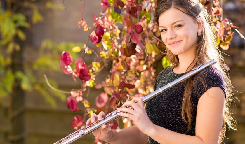 Marije Weenink speelt met vier 'ouwe getrouwen' op het instrumentale concert in de Moordrechtse Dorpskerk. (foto: Joop Grootenboer)