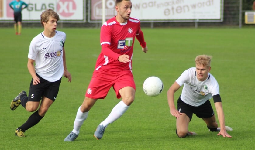 Een zeldzaamheid in de eerste helft, Be Fair in de verdediging tegen Gouda. (tekst en foto: Erik van Leeuwen)