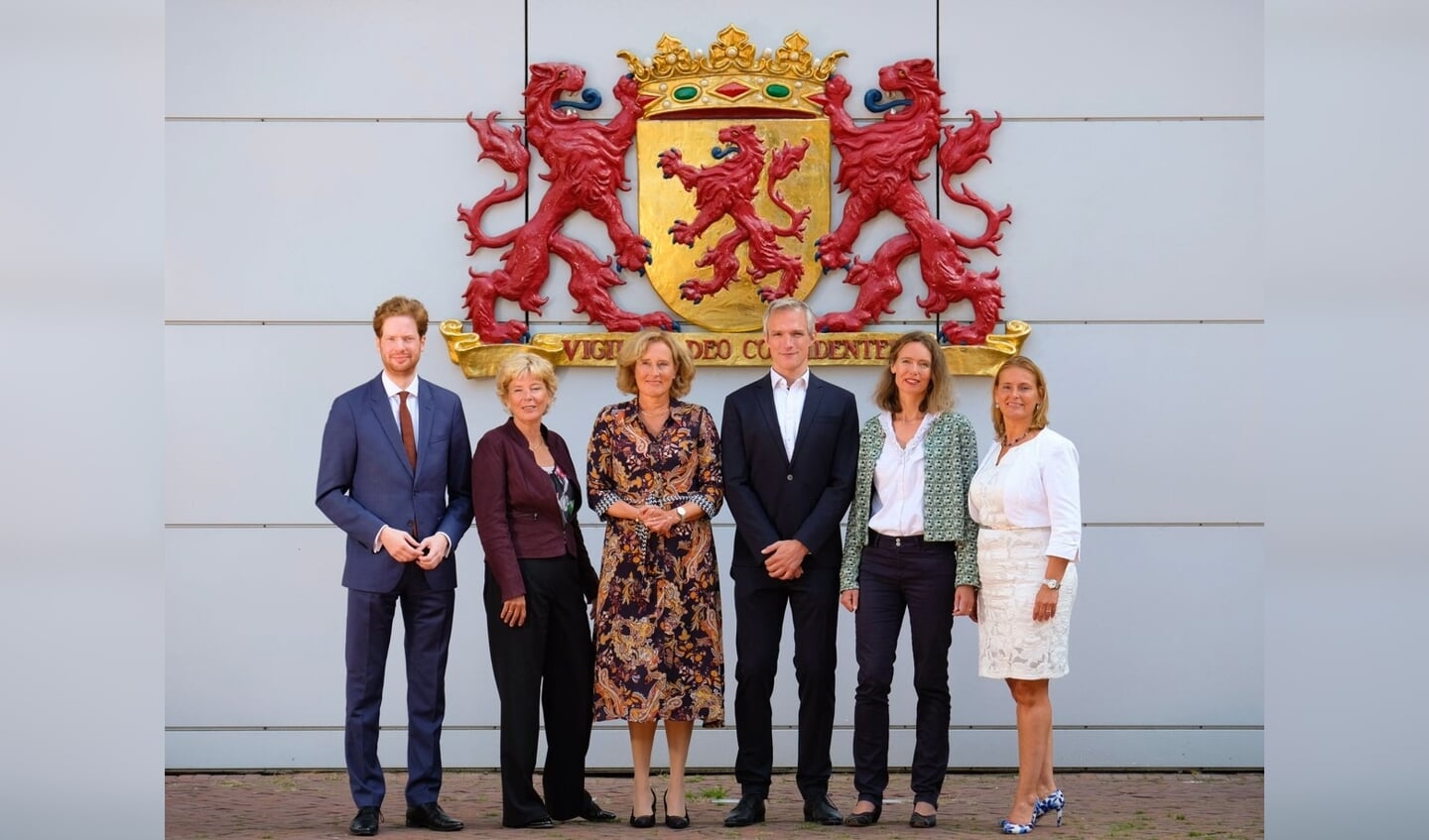 Gedeputeerde Berend Potjer (vierde van links) bleek weinig te weten van de problematiek rondom de biomassacentrales in Waddinxveen. (archief foto)