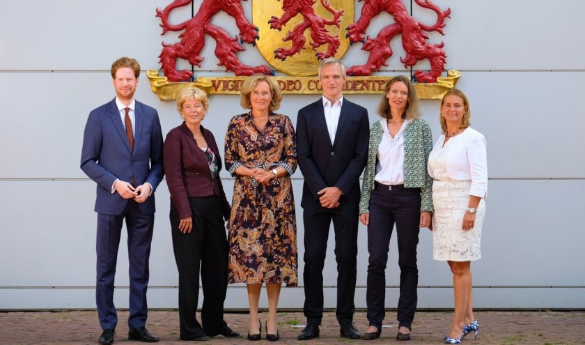Gedeputeerde Berend Potjer (vierde van links) bleek weinig te weten van de problematiek rondom de biomassacentrales in Waddinxveen. (archief foto)