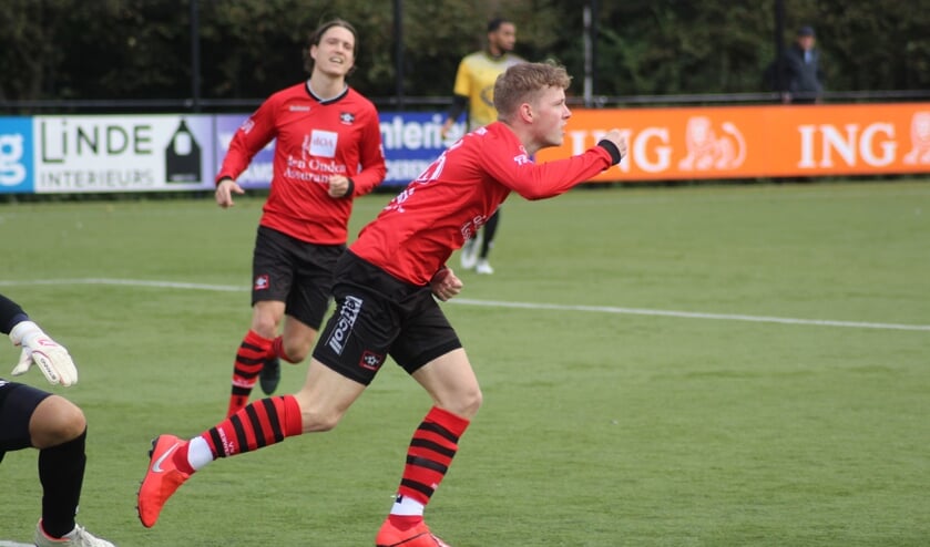 Mike Janssen tekent voor de vroege 1-0.