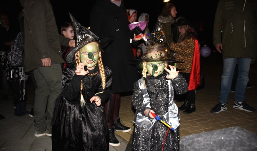 Een gezellig familiefeest was het, voor kinderen, vaders, moeders, opa's en oma's. (foto en tekst: Erik van Leeuwen)