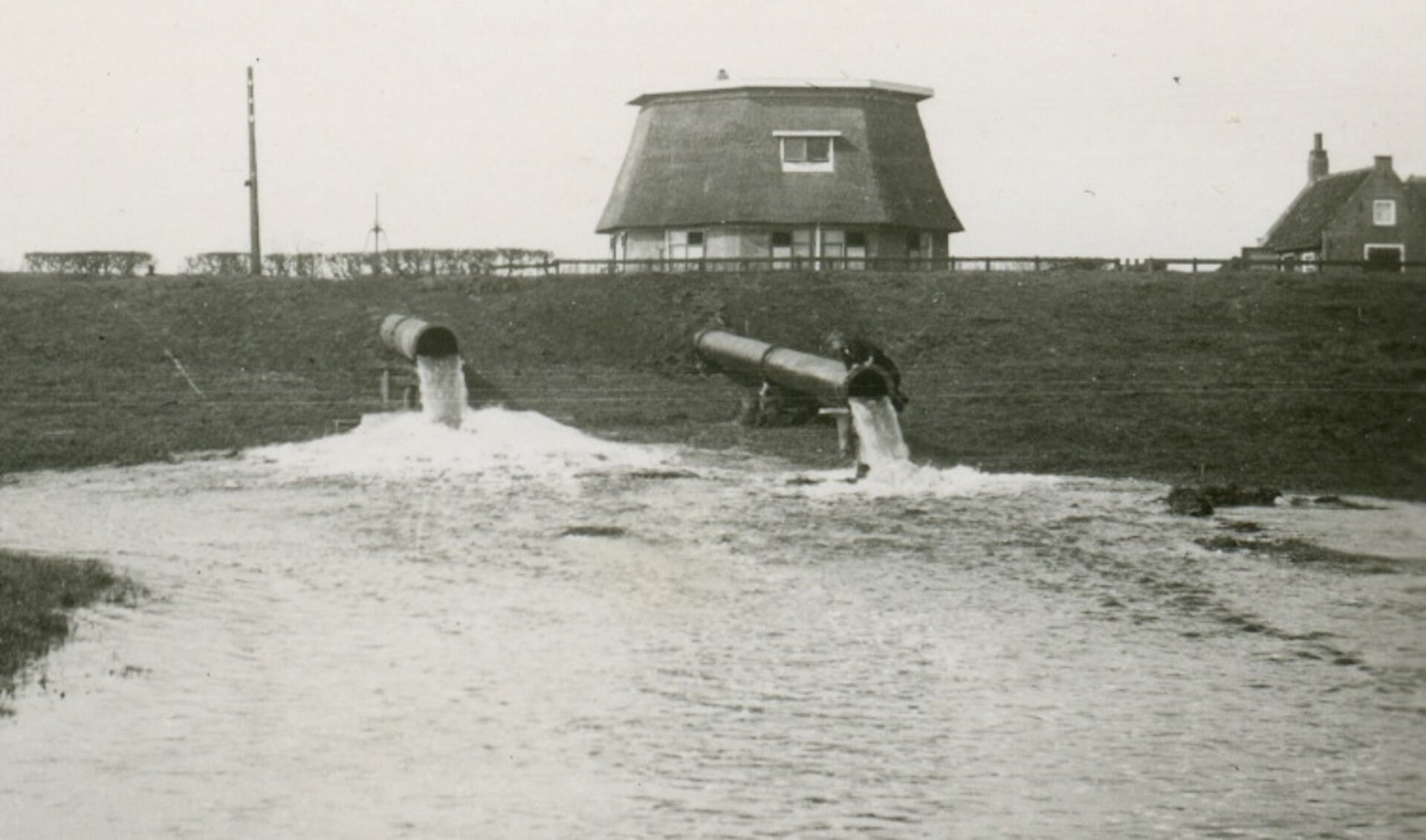 Inundatie 1944 uit de Ringvaart, gezien vanaf de Onderweg in Zevenhuizen.