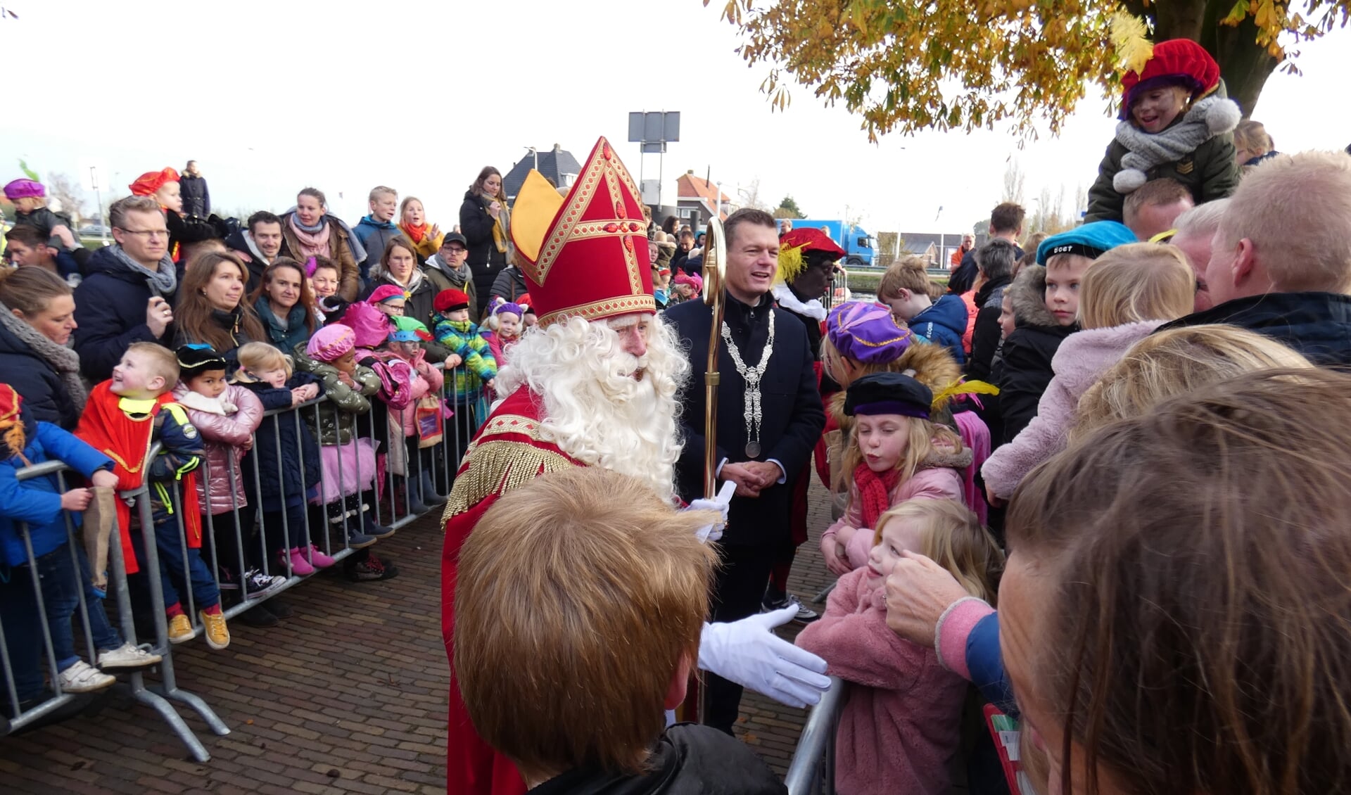 Sinterklaas schudde vele handen. (foto en tekst: Annette van den Berg)