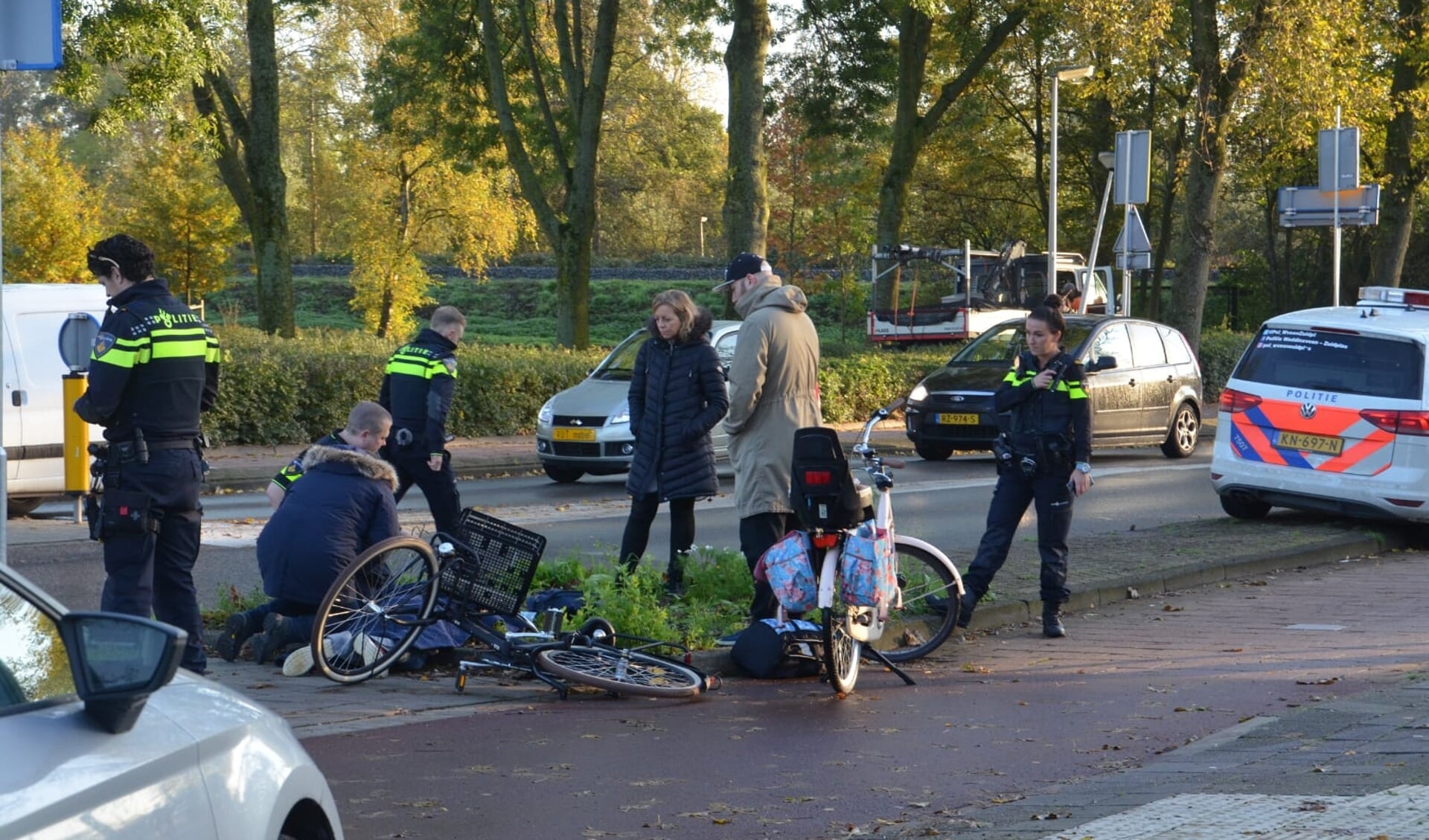 Op de rotonde aan de Beethovenlaan werd een jonge fietser aangereden. (foto: Rob de Jong/ 112hm.nl)