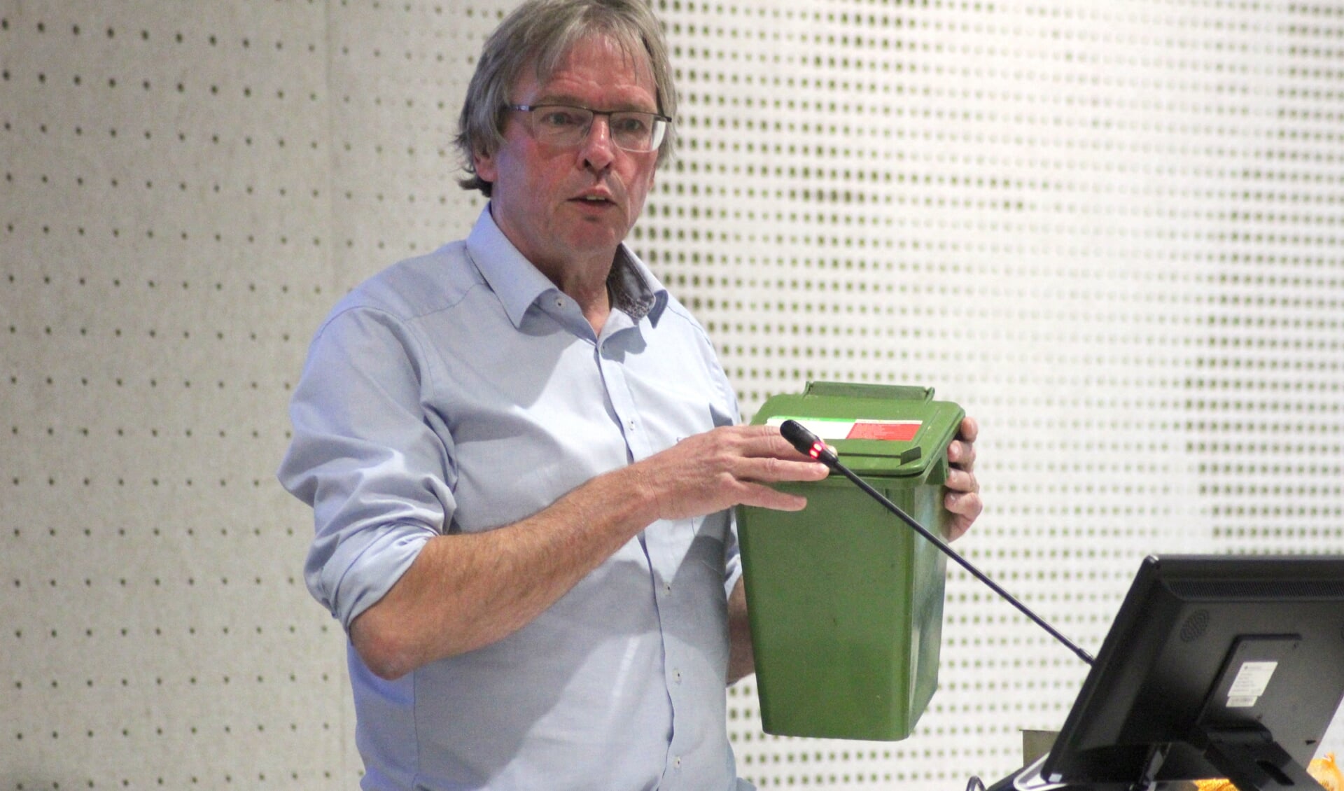 Martin Damen (PvdA/GroenLinks) wil flatbewoners van een kleine gft-container voorzien.