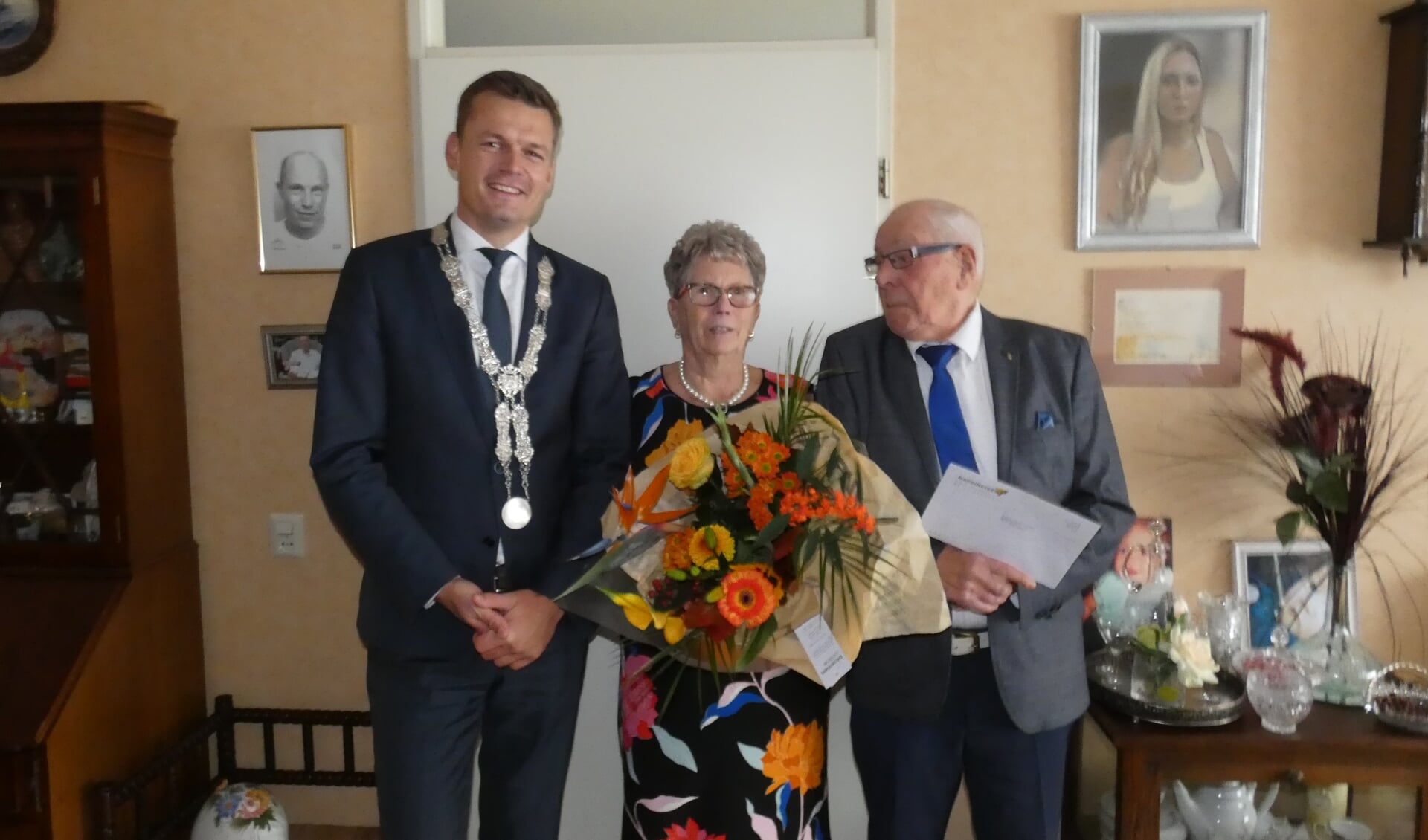 Corry en Gerard Thuis werden gefeliciteerd met hun 60-jarig huwelijk. (foto en tekst:  Annette van den Berg)