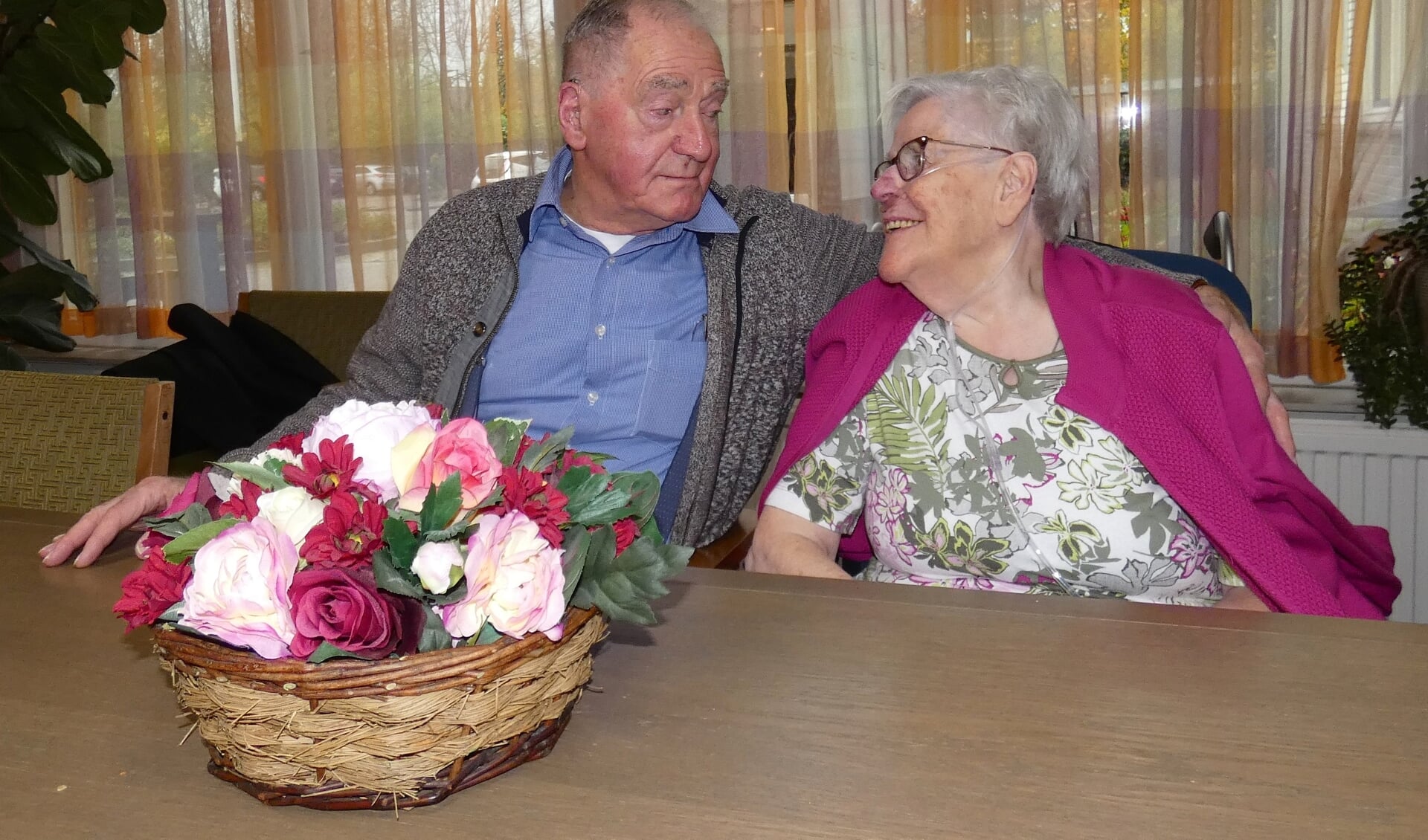 Omdat liefde door de maag gaat, brengt Piet regelmatig stoofpeertjes mee voor Corrie in Bodegraven.