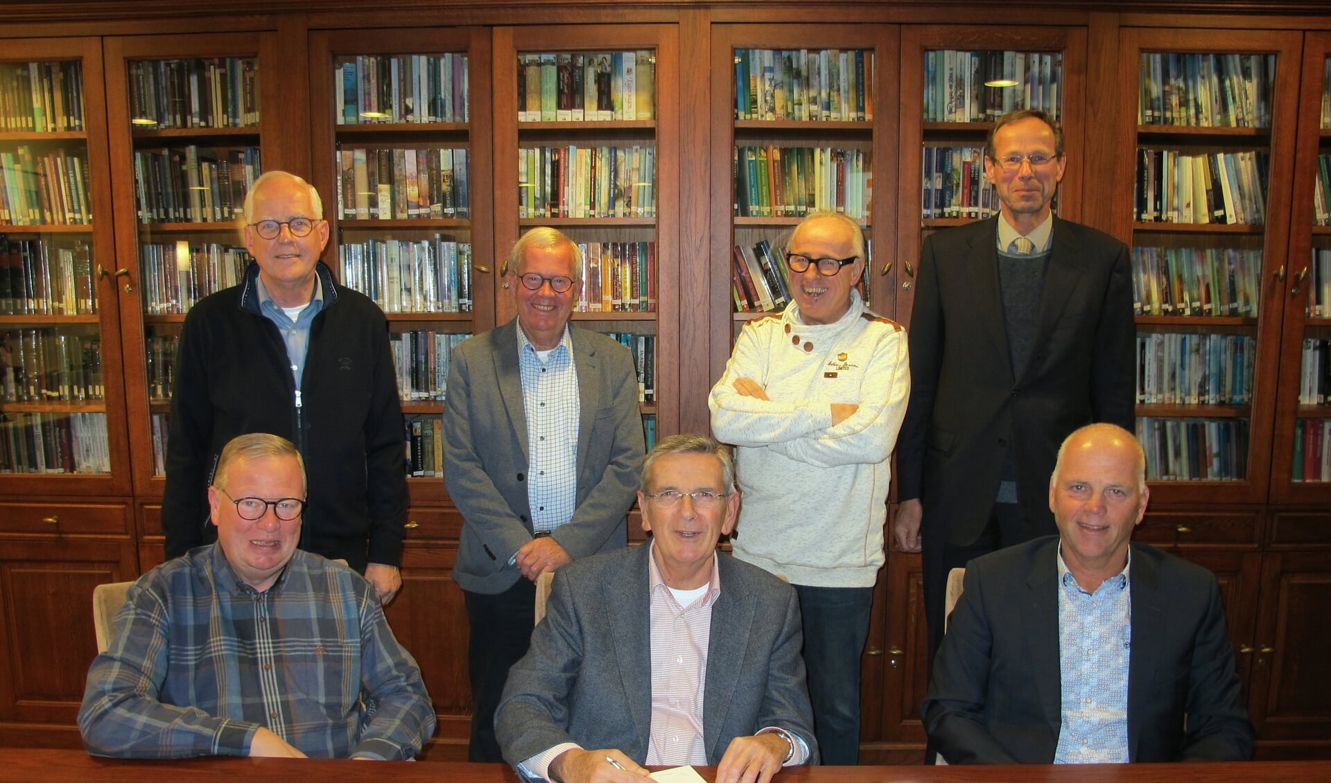 Elim-voorzitter Rinus Bosman (midden) en bouwer Leo van der Knaap zetten donderdag hun handtekeningen.
