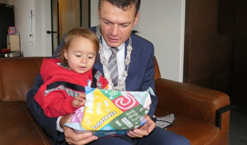 De 29.000ste inwoner kreeg een cadeautje van de burgemeester. (tekst en foto: Annette van den Berg)