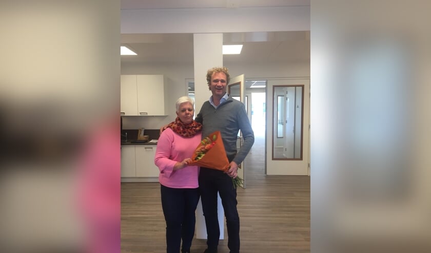 Digna Hagoort van Philadelphia ontvangt bloemen van Hans Jung namens de bouw- en ontwikkelbedrijven. (foto: pr)