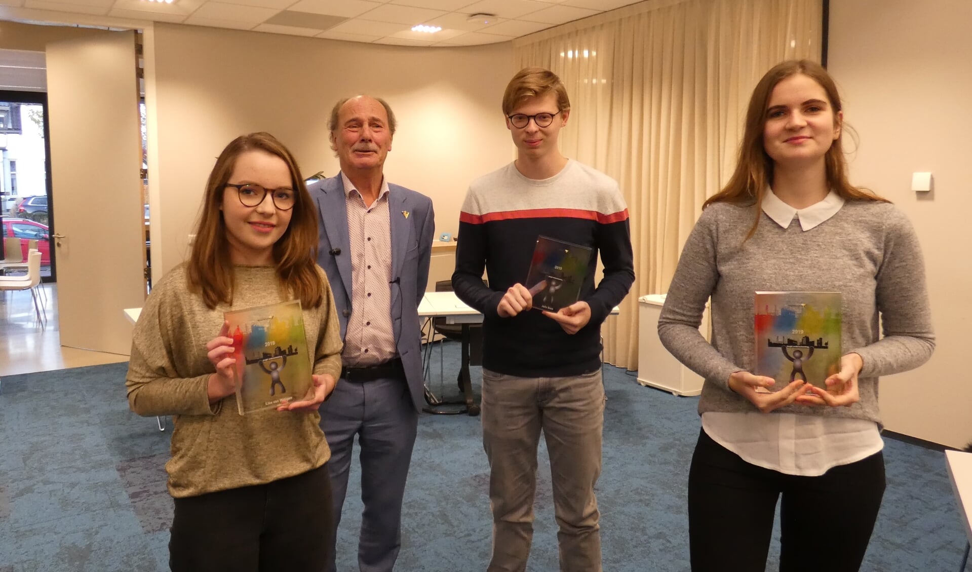 Lisa, Jelle en Cune wilden wel op de foto met de wethouder. (foto en tekst: Annette van de Berg)