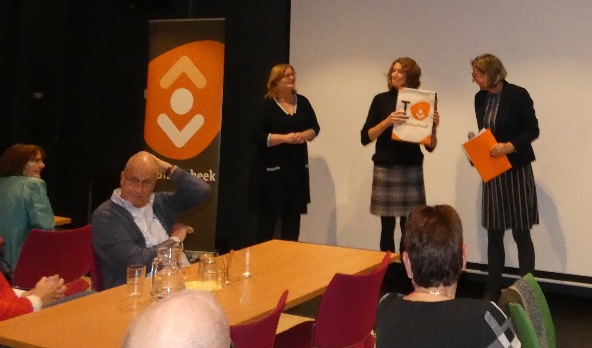 Mirjam Nieuwenhuis was in de Waddinxveense bibliotheek de winnaar van het Groot Dictee. (foto en tekst:  Annette van den Berg)