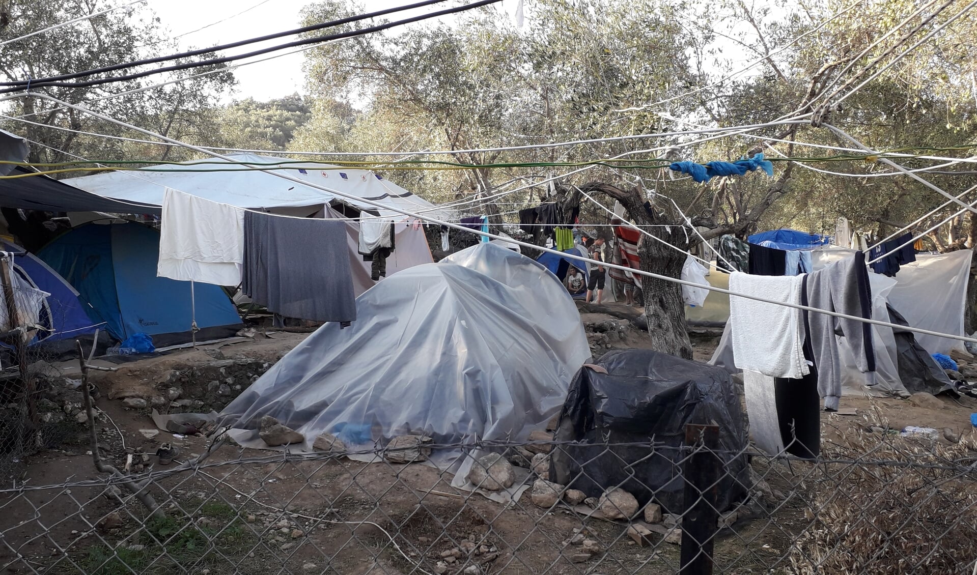 Volgens Anneke Compagne is dit 'de meest vreselijke plek op Lesbos'; een onofficieel kamp wegens gebrek aan plek.