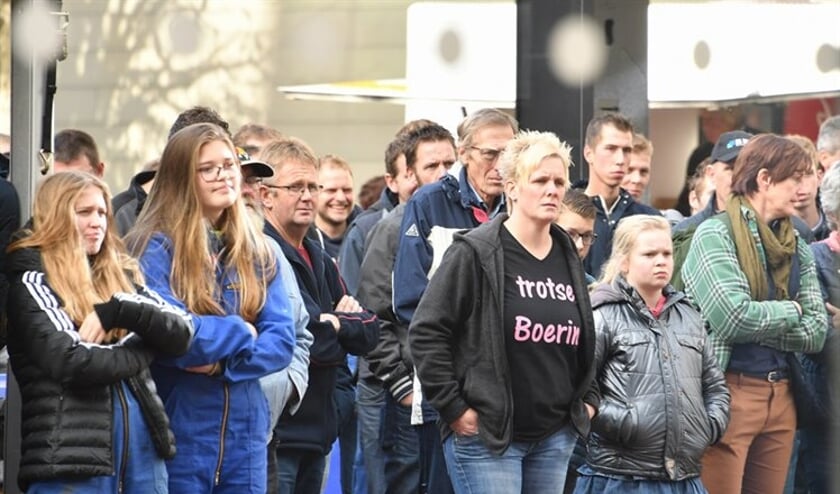 Boeren volgden de vergadering vorige week via schermen op het binnenplein van het provinciehuis. (foto: Provincie Zuid-Holland)
