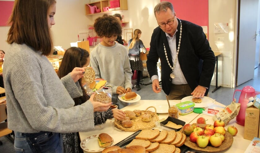 Burgemeester Han Weber bekende dat hij het ontbijt ook wel eens overslaat. (foto en tekst: Erik van Leeuwen)