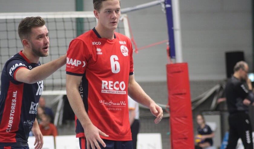 Ricardo Hofman, uitblinker tegen Dynamo, wordt door ploeggenoot Mika Prins naar de servicelijn geholpen.