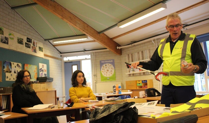 Maarten de Mik alias 'Maarten Milieu' demonstreert het 'afvalpakket'. (foto en tekst: Erik van Leeuwen)