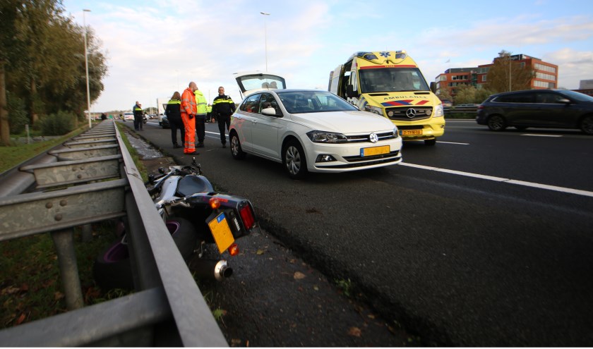 Op de A12 ter hoogte van Waddinxveen ging een motorrijder onderuit. (foto:AS Media)