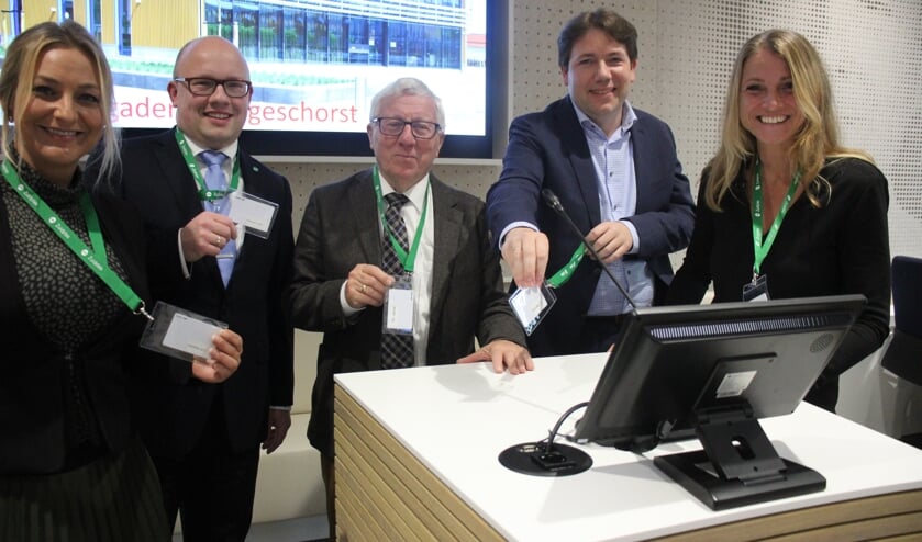 De fractie van het CDA deelde in de raad keycords uit. (foto en tekst: Erik van Leeuwen)