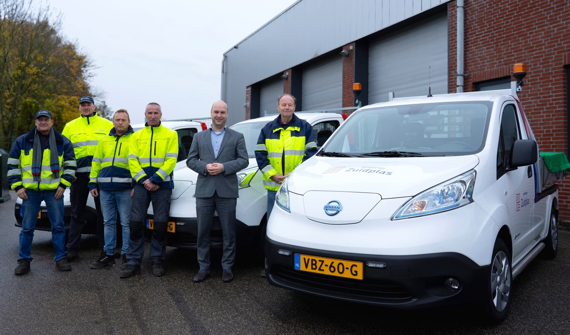 Wethouder Jan Willem Schuurman bracht een bezoek aan het wijkteam op de gemeentewerf in Zevenhuizen waar hij ook de nieuwe elektrische auto's kon bewonderen. (foto: Jacolien Rog)