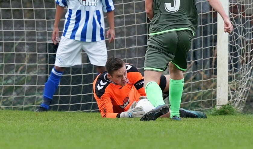 Moordrecht-keeper Davey van den Berg had het druk. (foto: Stef Hoogendijk, tekst: Erik van Leeuwen)