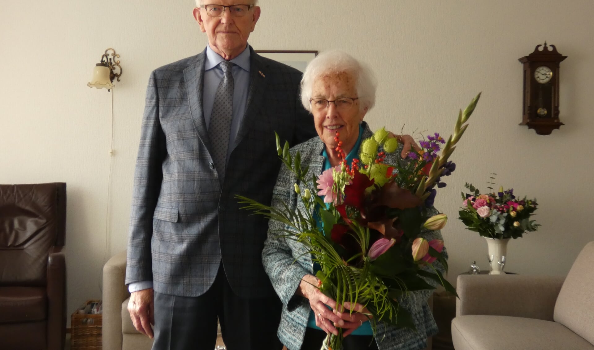 Het echtpaar Van Nielen is 60 jaar getrouwd en werd gefeliciteerd door burgemeester Nieuwenhuis. 