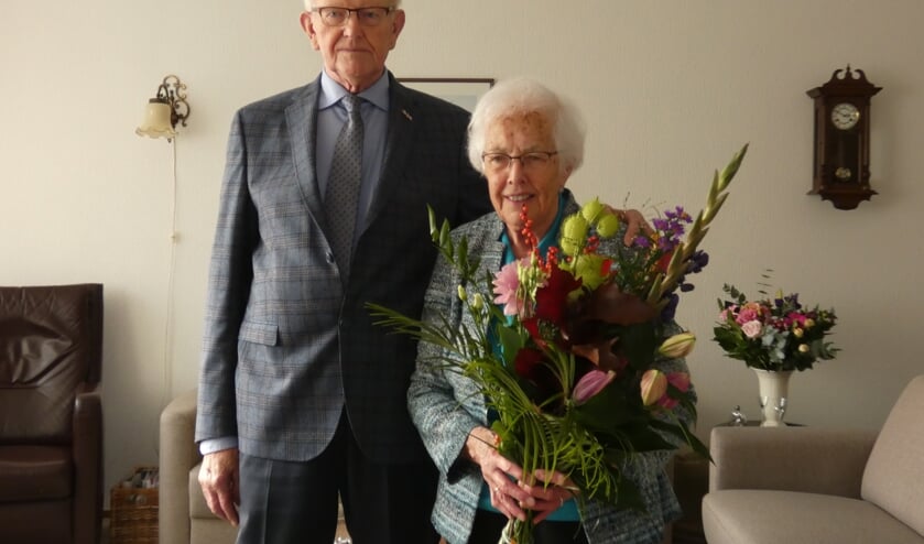 Het echtpaar Van Nielen is 60 jaar getrouwd en werd gefeliciteerd door burgemeester Nieuwenhuis.