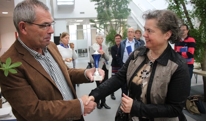 Winnaar Dian van Gelder, die de meeste instinkers in het Groot Dictee wist te omzeilen, werd door wethouder Jan Verbeek gehuldigd.
