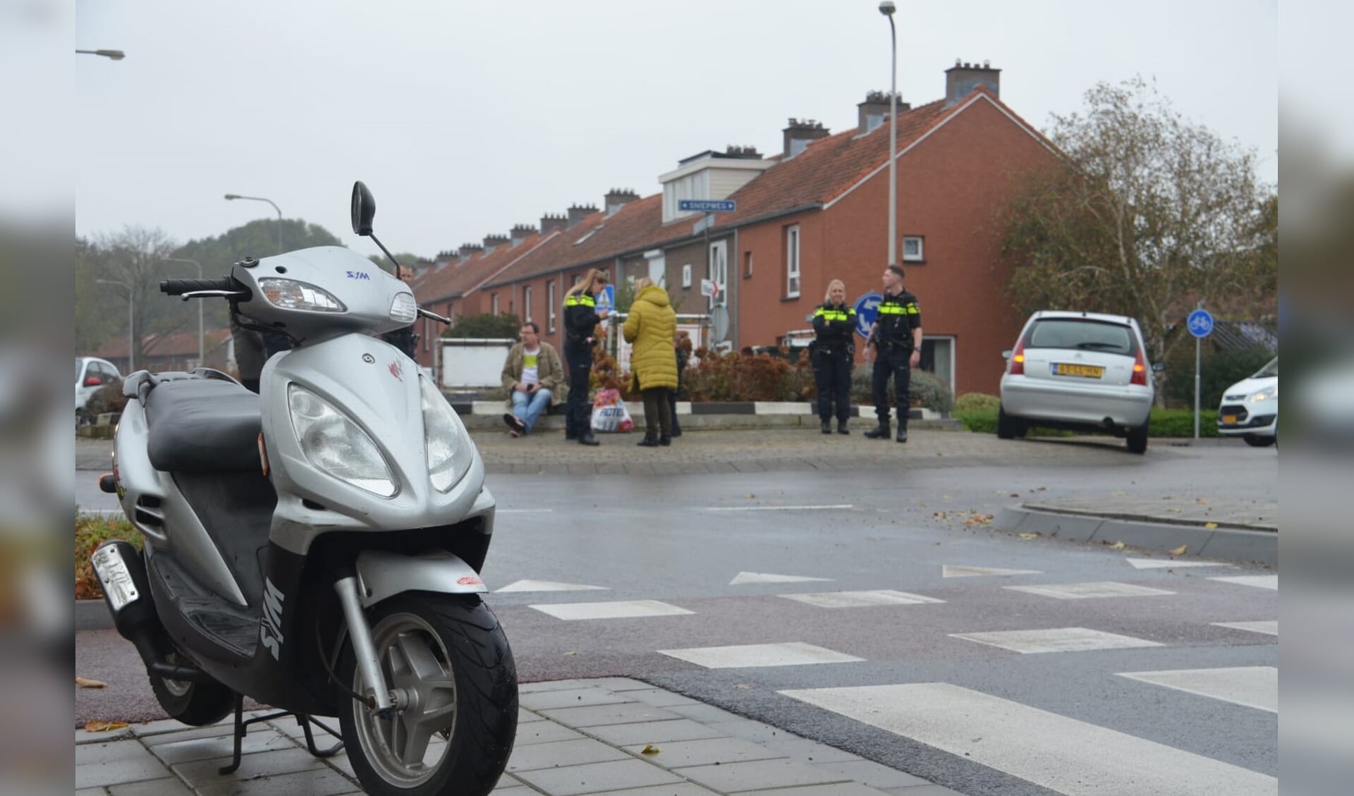 Bij een botsing op de rotonde aan de Sniepweg raakte de berijder van een scooter licht gewond. (Josh Walet/112hm.nl)