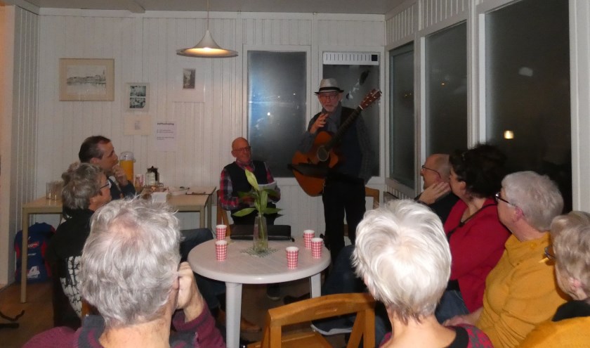 Troubadichter Bart enof Cornelis (hij noemt zichzelf zo) aan het woord tijdens Poëzie aan de Gouwe.