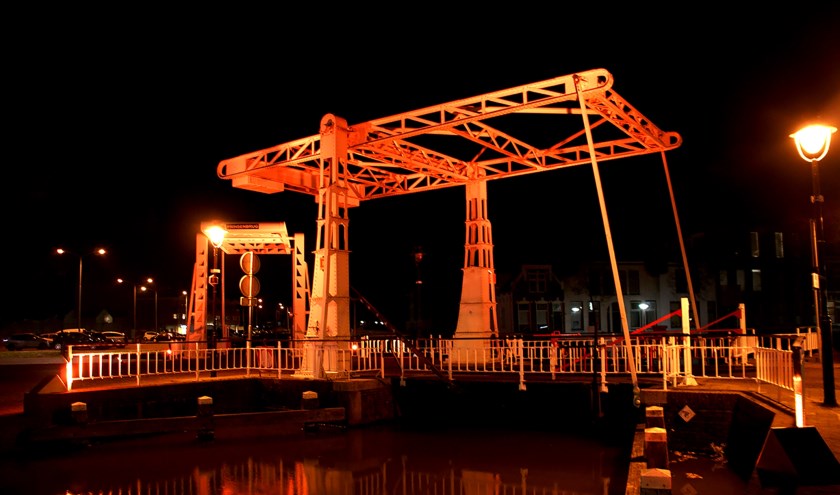 In Meppel werd vorig jaar een brug oranje verlicht. In Zuidplas werd gedacht aan het gemeentehuis of de klokkentoren op het Raadhuisplein.