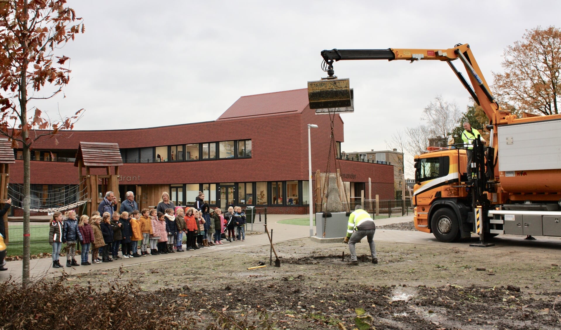 Beertje werd opgewacht door een afvaardiging van kindcentrum Groenoord. (foto: pr)